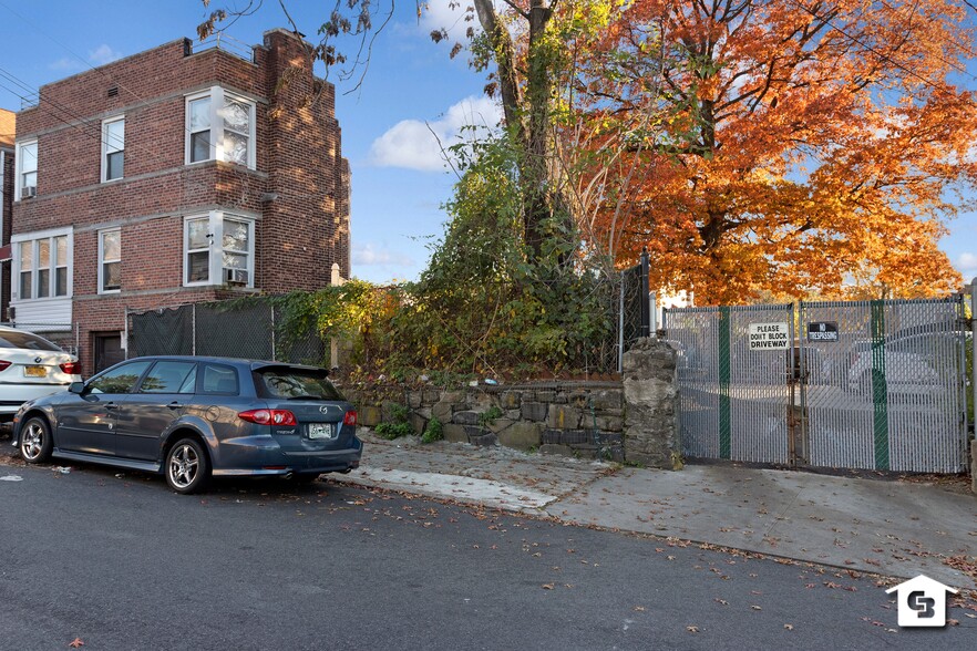 724 E 235th St, Bronx, NY for sale - Primary Photo - Image 1 of 1