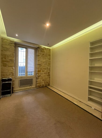 Retail in LEVALLOIS PERRET to rent - Interior Photo - Image 2 of 4
