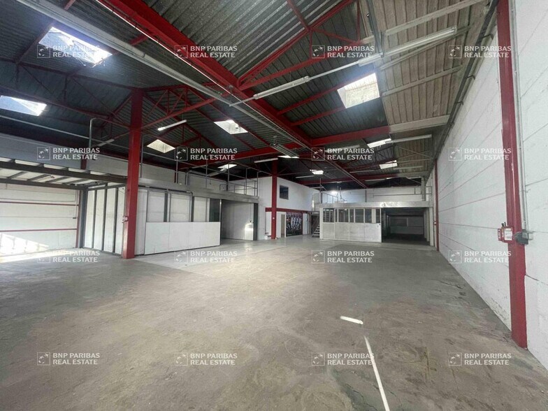 Light Industrial in Marseille to rent - Interior Photo - Image 2 of 24