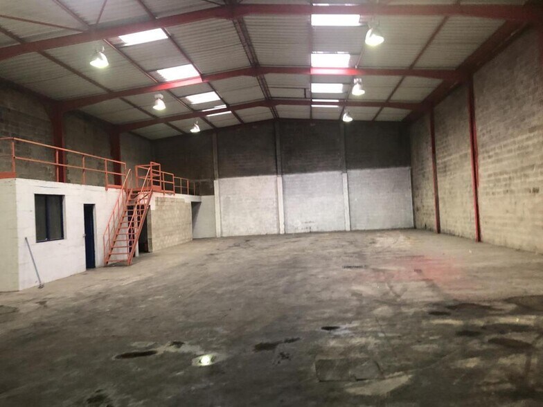Industrial in Stains to rent - Building Photo - Image 2 of 33