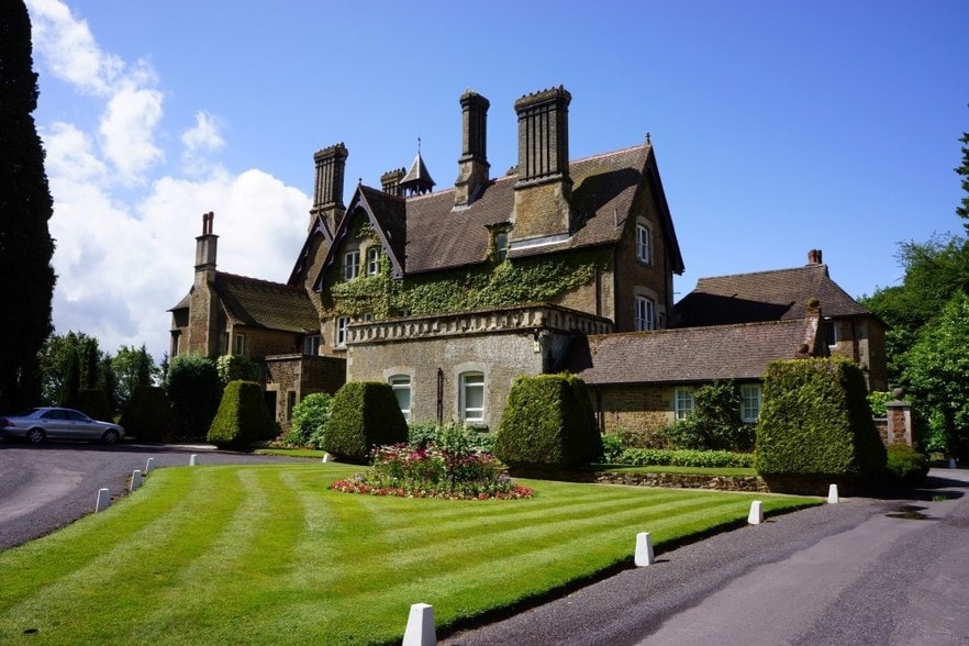 Hedgehog Ln, Haslemere for sale - Primary Photo - Image 1 of 1