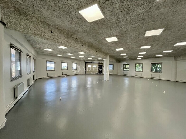 Light Industrial in Nanterre for sale - Interior Photo - Image 3 of 12