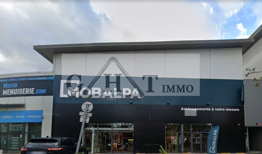 Retail in Les Ulis to rent Building Photo- Image 1 of 2
