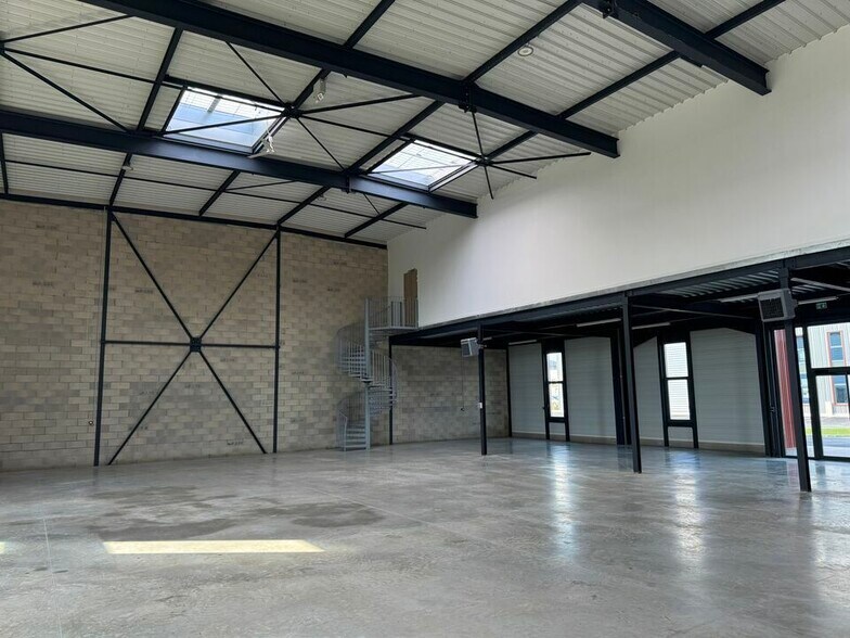 Light Industrial in Bailly-Romainvilliers for sale - Interior Photo - Image 2 of 4