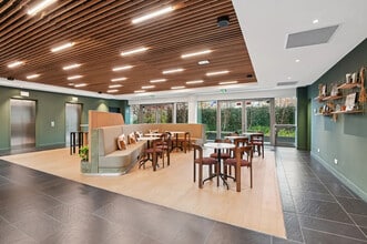 Office in Boulogne-Billancourt to rent Lobby- Image 2 of 16