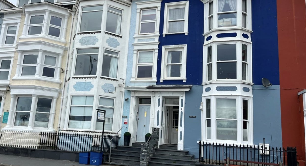 8 Glandovey Ter, Aberdovey to rent Primary Photo- Image 1 of 7