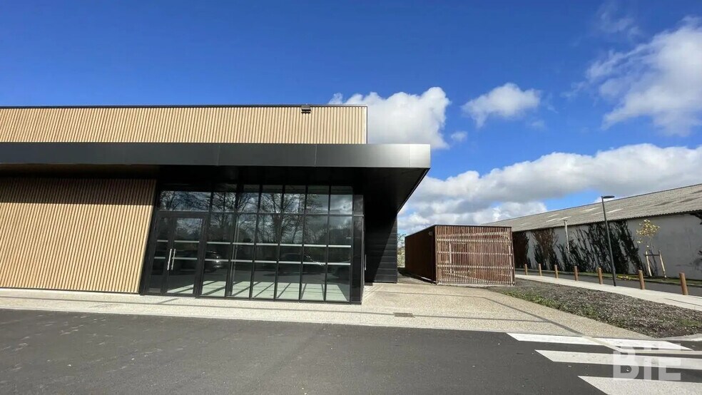 Retail in Sainte-Eulalie to rent - Building Photo - Image 3 of 6