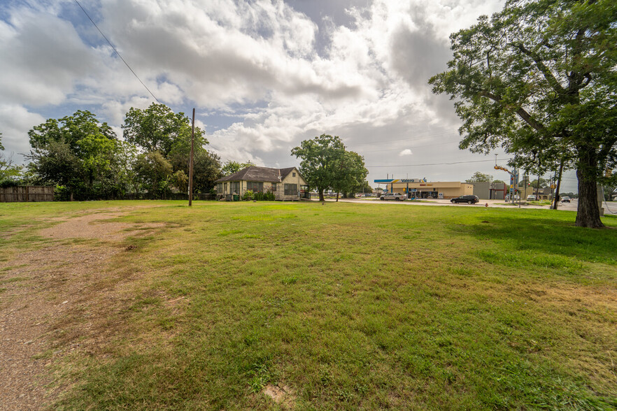 303 Navarro 507 E Commercial St, Victoria, TX for sale - Building Photo - Image 2 of 21