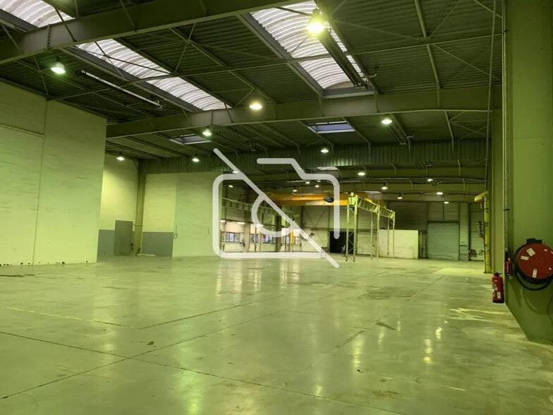 Industrial in Lisses to rent - Interior Photo - Image 3 of 11