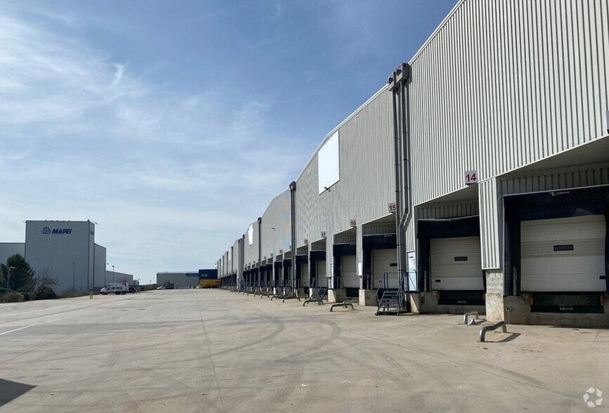 Calle Tesoro, 1, Cabanillas del Campo, Guadalajara to rent - Building Photo - Image 2 of 4