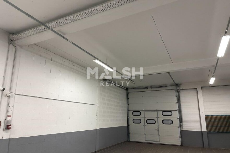 Light Industrial in Villefontaine to rent - Interior Photo - Image 1 of 6