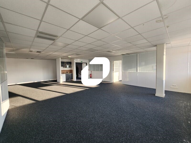 Office in Vélizy-Villacoublay to rent Interior Photo- Image 1 of 10