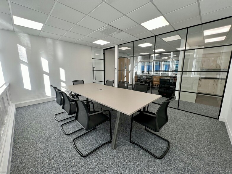 32-38 Dukes Pl, London to rent - Building Photo - Image 3 of 7