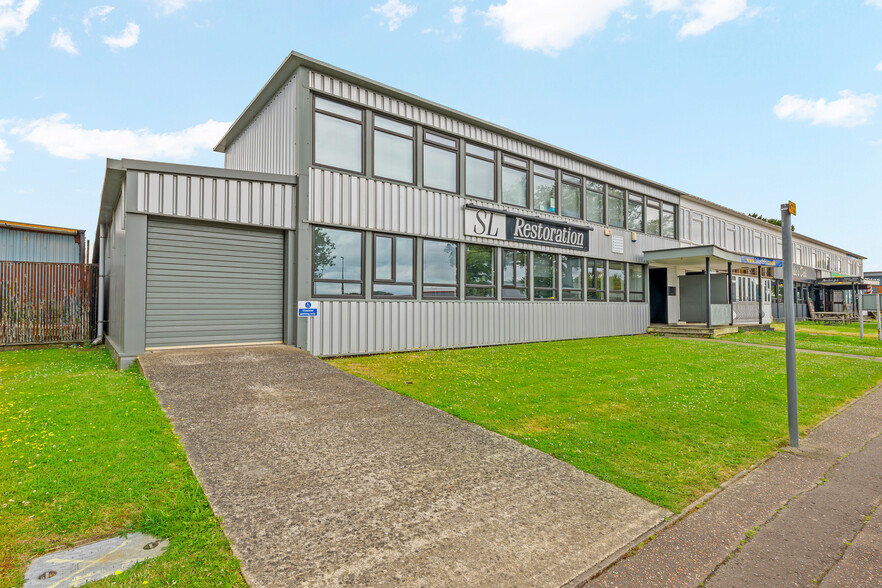 49 Gatwick Rd, Crawley for sale - Building Photo - Image 1 of 5