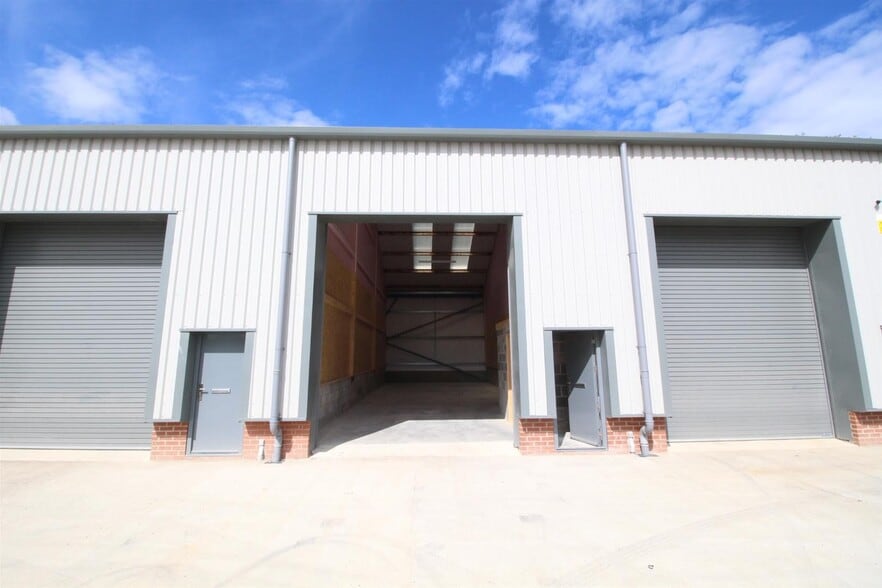 1-6 Hill View, Scarborough to rent - Building Photo - Image 2 of 6