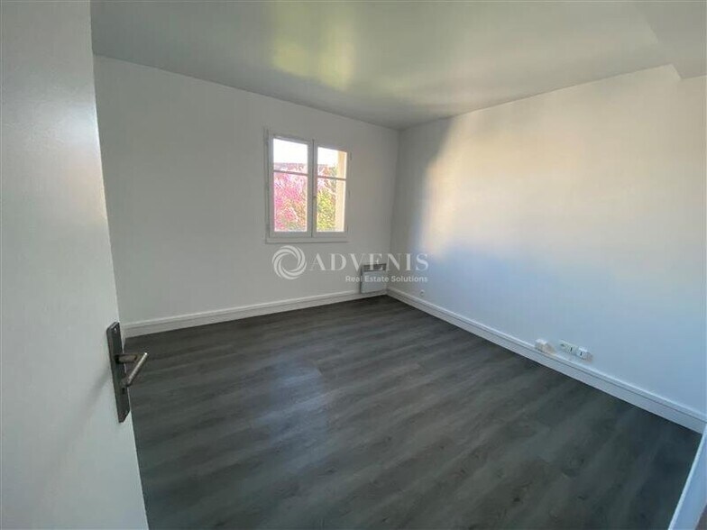 8 Boulevard Louis Lemelle, Poissy for sale - Interior Photo - Image 2 of 10