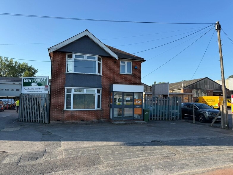 148 Commercial Rd, Totton to rent - Building Photo - Image 1 of 2
