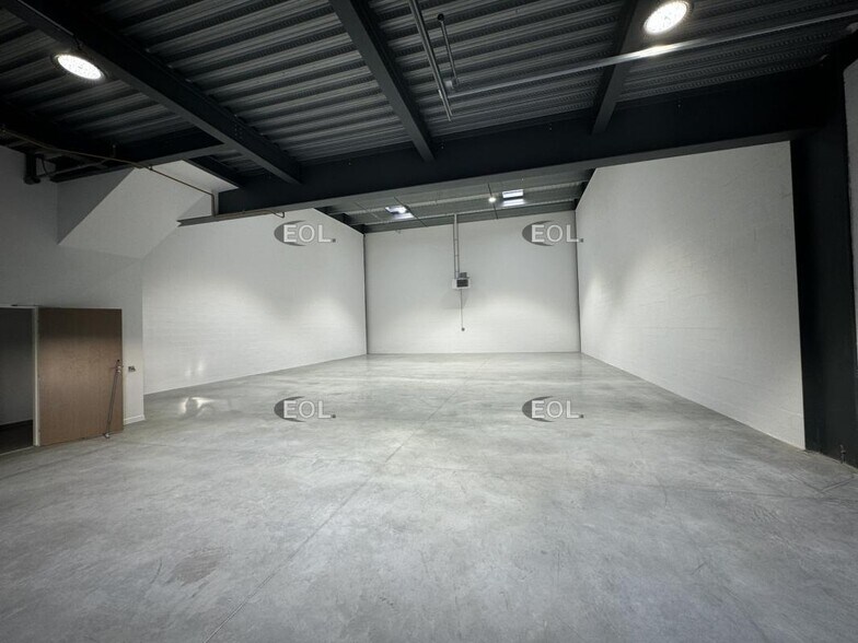 Light Industrial in Corbeil-Essonnes to rent - Building Photo - Image 2 of 16