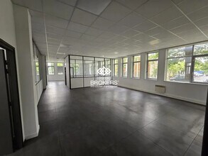 Office in Éragny to rent Interior Photo- Image 2 of 5