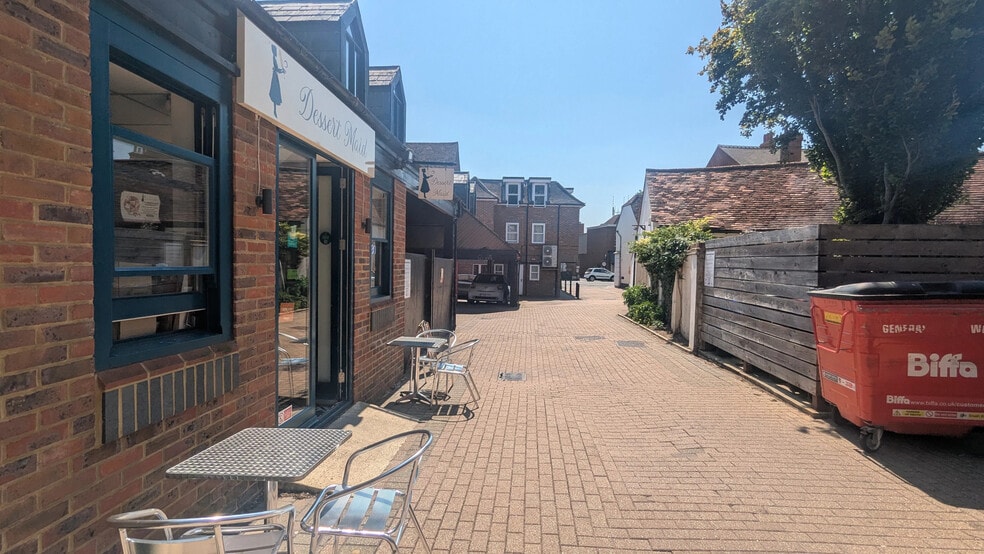 Central Walk, Wokingham to rent - Building Photo - Image 3 of 8