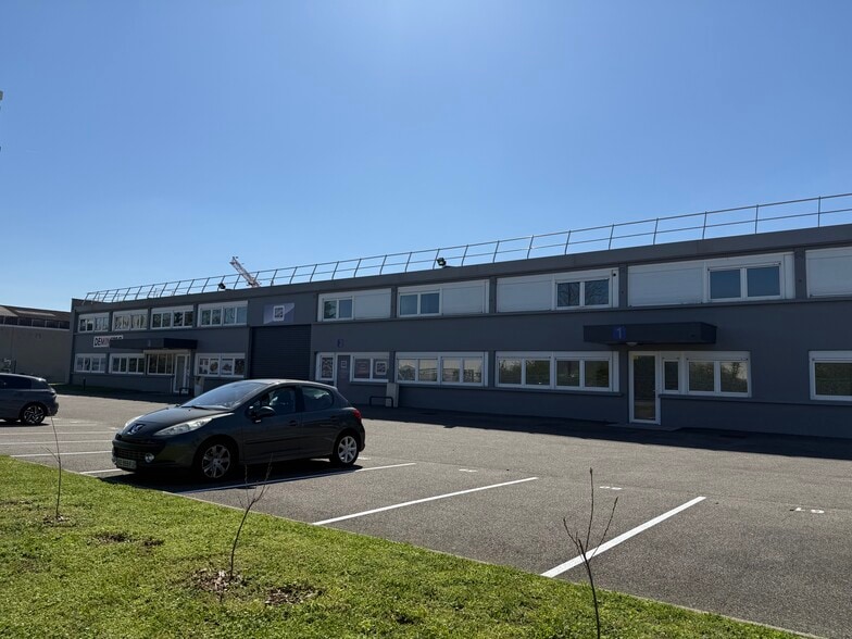 9 Avenue Du Maréchal De Lattre De Tassigny, Meyzieu to rent - Building Photo - Image 2 of 20