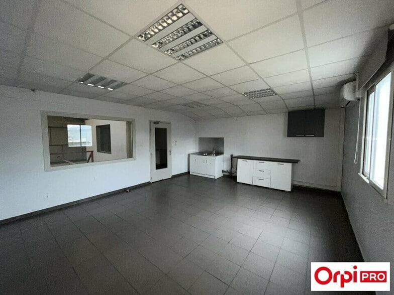 Light Industrial in SAINT-SYMPHORIEN-D'OZON to rent - Building Photo - Image 3 of 18