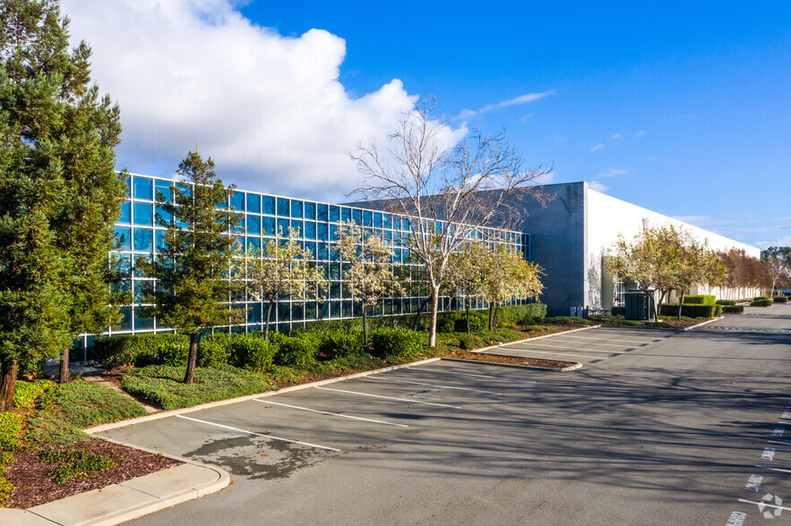 800 Corporate Way, Fremont, CA for rent - Building Photo - Image 1 of 4