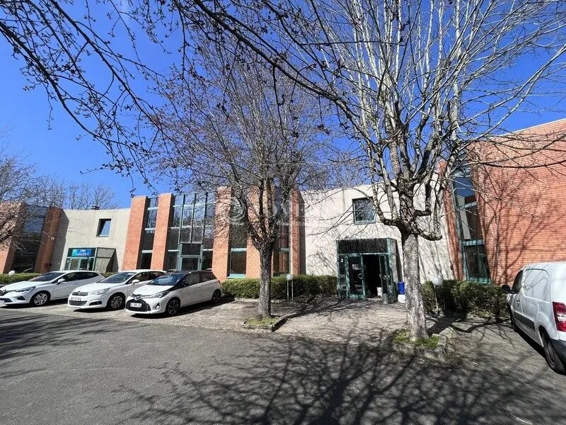 Office in Trappes to rent Building Photo- Image 1 of 5