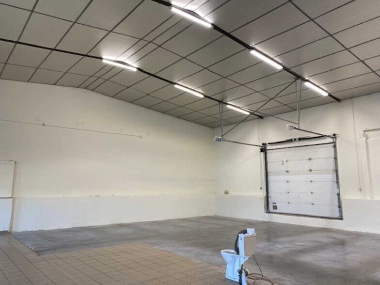 Light Industrial in Décines-Charpieu to rent - Interior Photo - Image 2 of 5