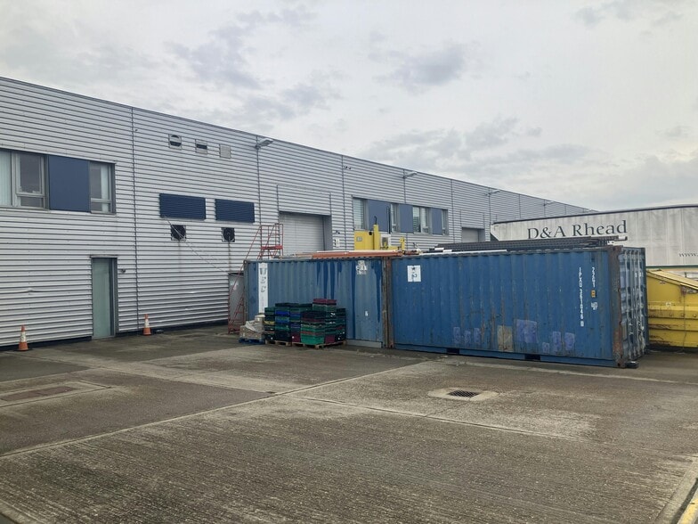 35 White Hart Ave, London to rent - Building Photo - Image 2 of 11