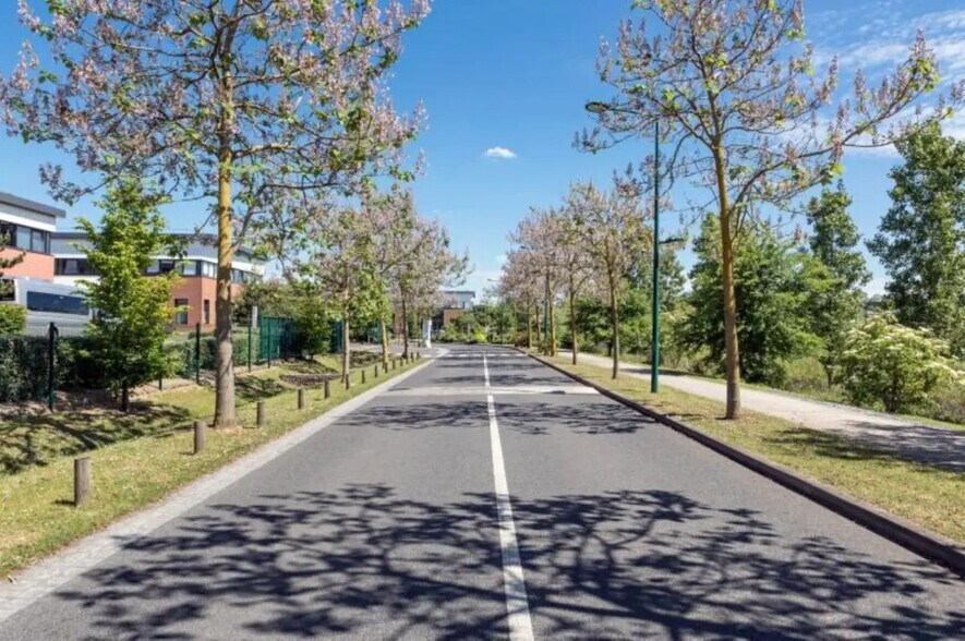 10 Rue Du Commandant D'estienne D'orves, Villeneuve-la-Garenne to rent - Aerial - Image 3 of 14