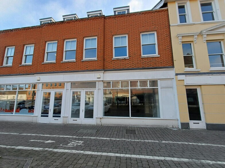 31-33 High St, Crawley to rent - Building Photo - Image 2 of 7