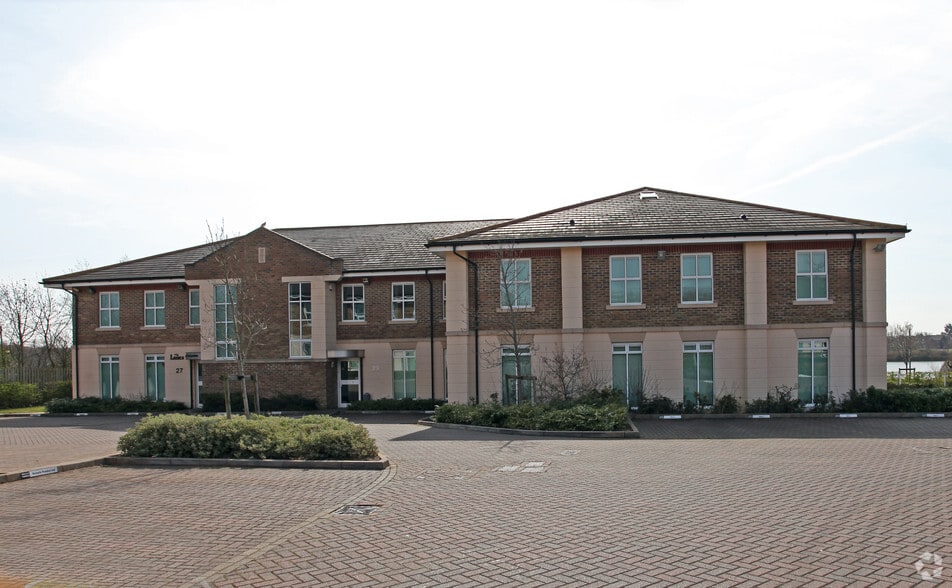 27-33 Shirwell Cres, Milton Keynes to rent - Building Photo - Image 2 of 8