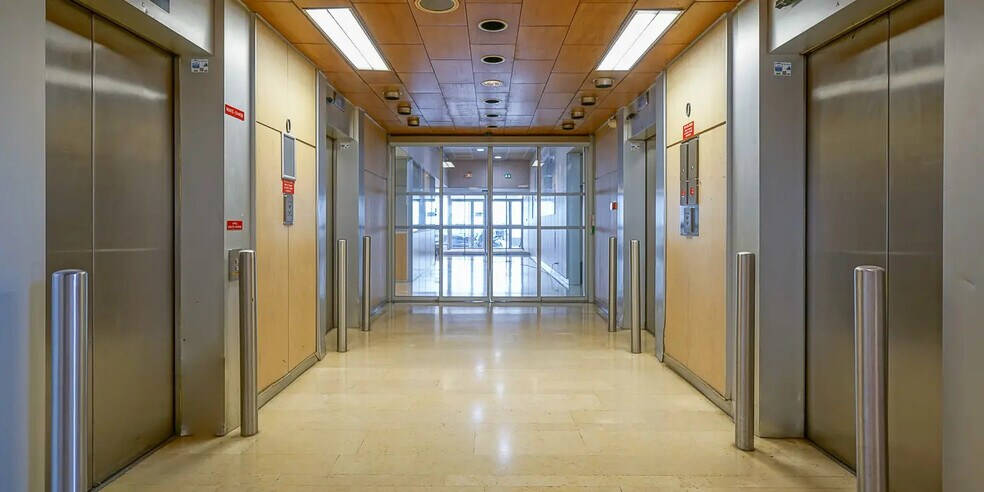 Office in Saint-Ouen-sur-Seine to rent - Lobby - Image 3 of 9