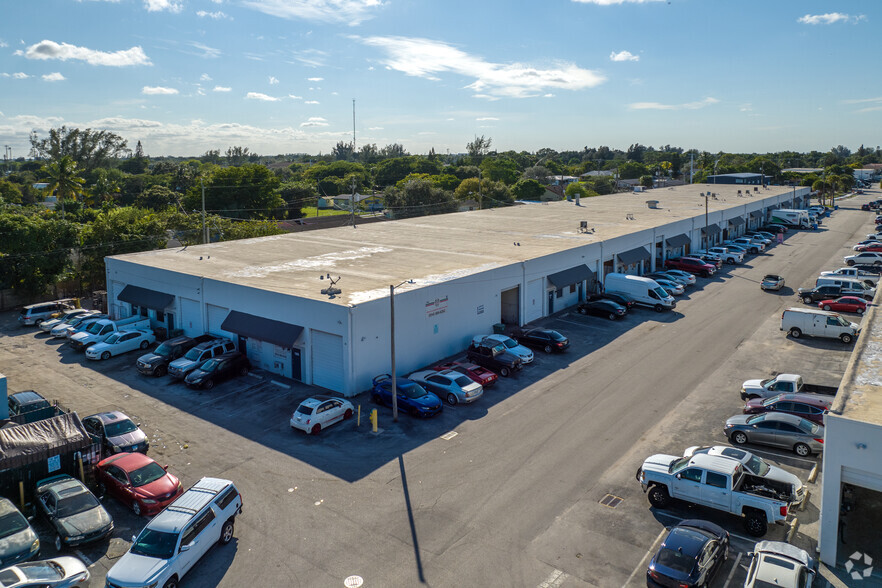 1900-2261 NW 29th St, Oakland Park, FL for rent - Building Photo - Image 3 of 10