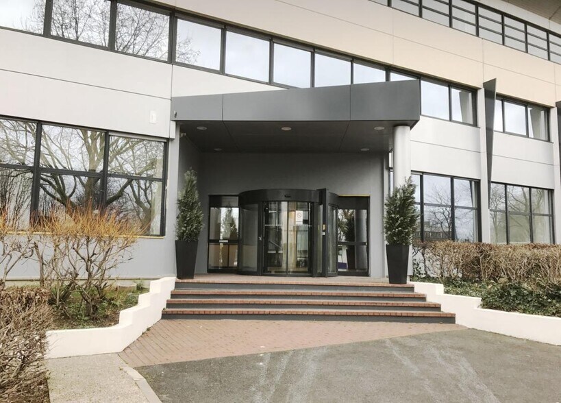 1-3 Allée Des Pierres Mayettes, Gennevilliers to rent - Building Photo - Image 2 of 6