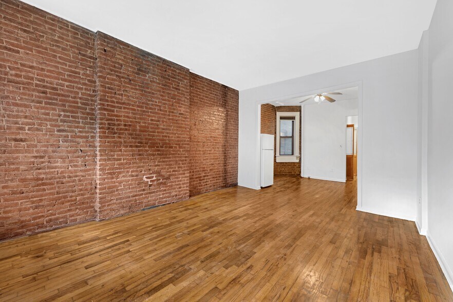 433 West 54st St - 5 sponsor units portfolio of 2 properties for sale on LoopNet.co.uk - Interior Photo - Image 1 of 12