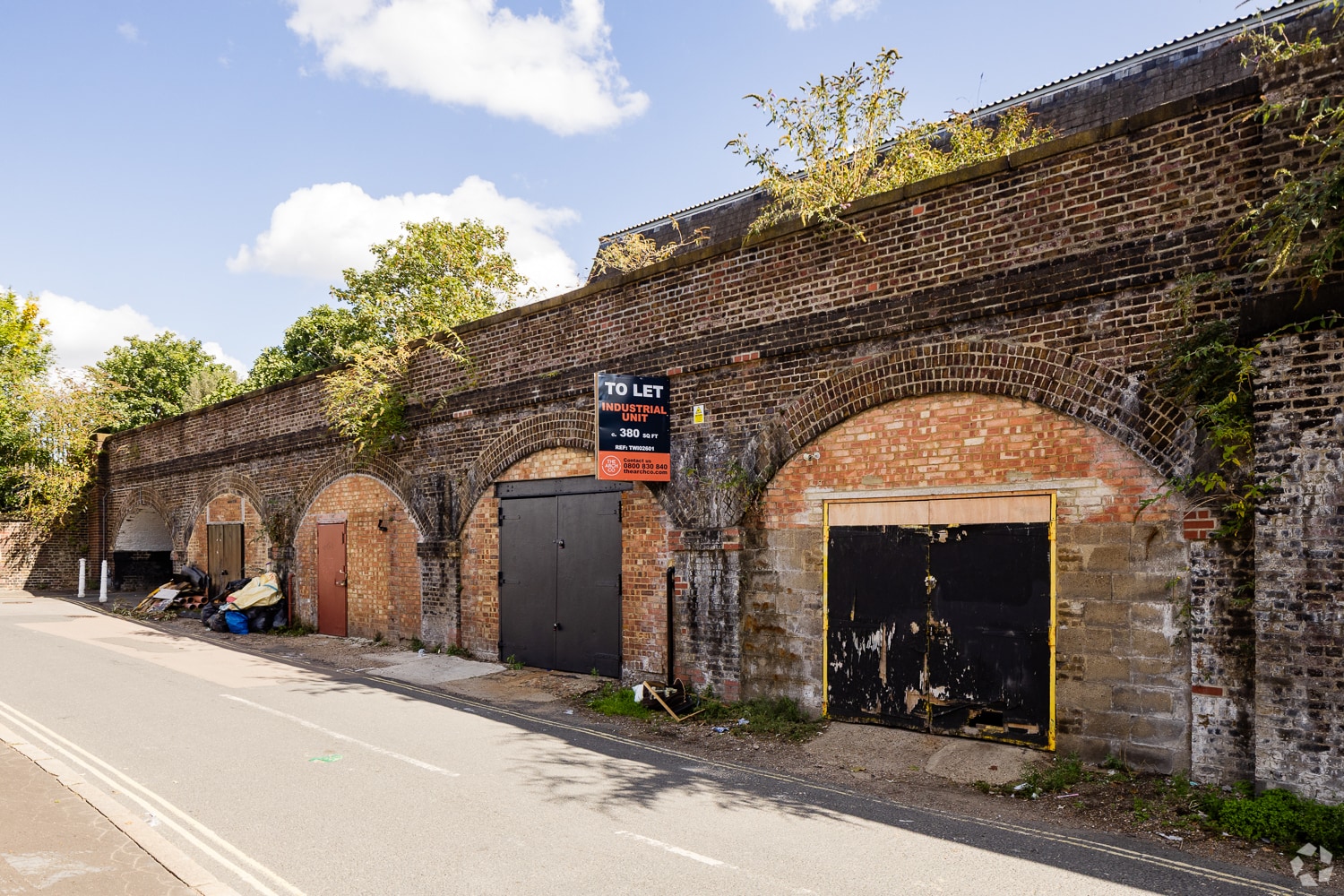 Marsh Farm Rd, Twickenham to rent Primary Photo- Image 1 of 3