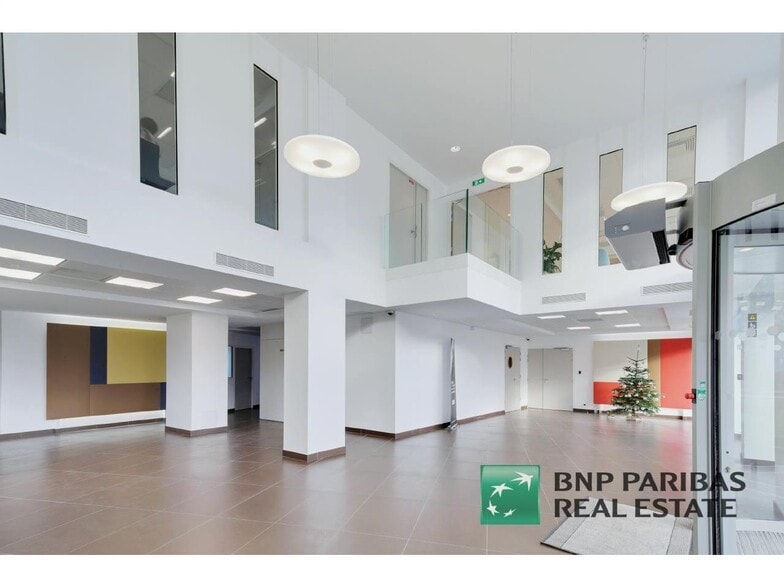 11 Avenue Morane Saulnier, Vélizy-Villacoublay to rent - Lobby - Image 1 of 8
