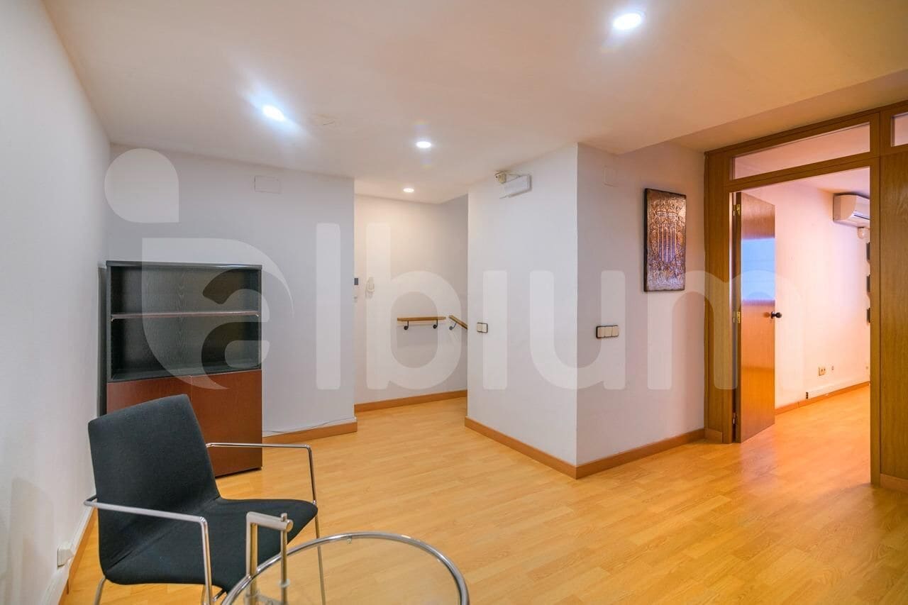 Barcelona, BAR 08029 - Unit - - - Interior Photo - Image 2 of 44