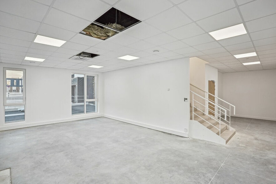 Light Industrial in Moissy-Cramayel to rent - Interior Photo - Image 2 of 6