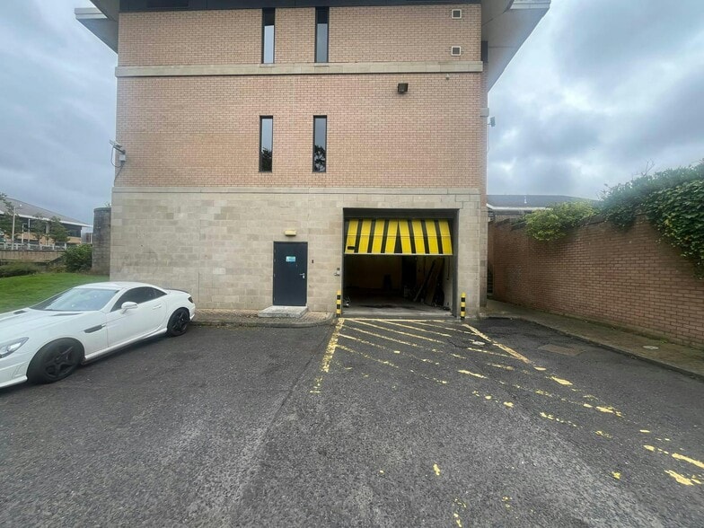 Almondvale Blvd, Livingston to rent - Building Photo - Image 2 of 6