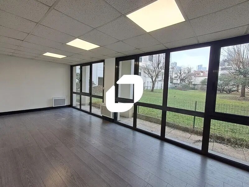 Office in Courbevoie to rent Interior Photo- Image 1 of 11