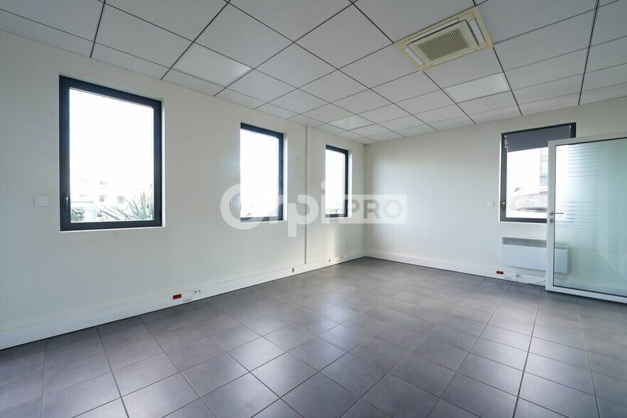 Light Industrial in Vénissieux for sale - Interior Photo - Image 2 of 12