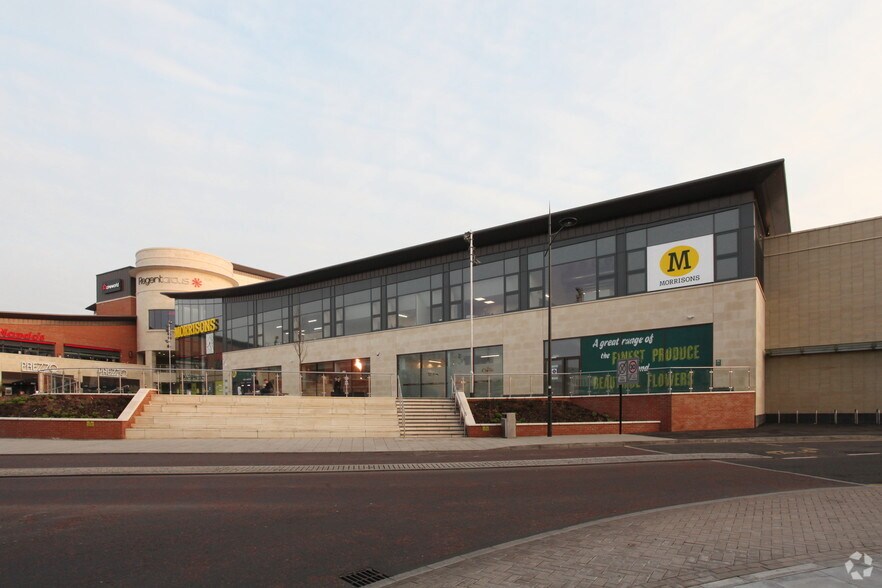 Regent Circ, Swindon to rent - Building Photo - Image 1 of 8