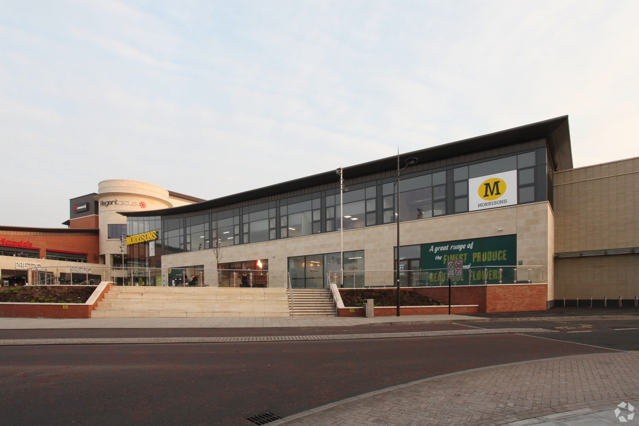 Regent Circ, Swindon to rent Building Photo- Image 1 of 9