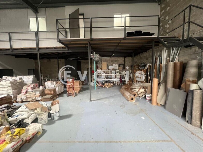 Light Industrial in Saint-Pierre-du-Perray to rent - Interior Photo - Image 2 of 8
