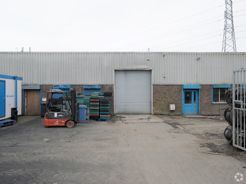 Lyon Rd, Linwood to rent - Building Photo - Image 2 of 3