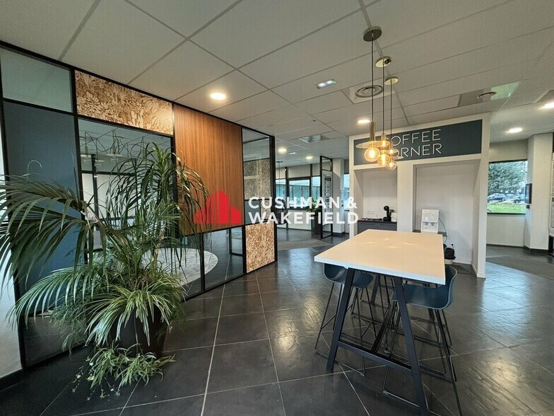 308 Allée Du Lac, Labège to rent - Lobby - Image 2 of 14
