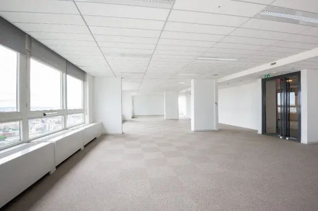 Office in Courbevoie to rent - Interior Photo - Image 2 of 8